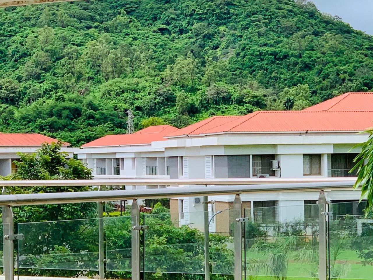 Mizzle Exotica Lonavala Apartamento Exterior foto