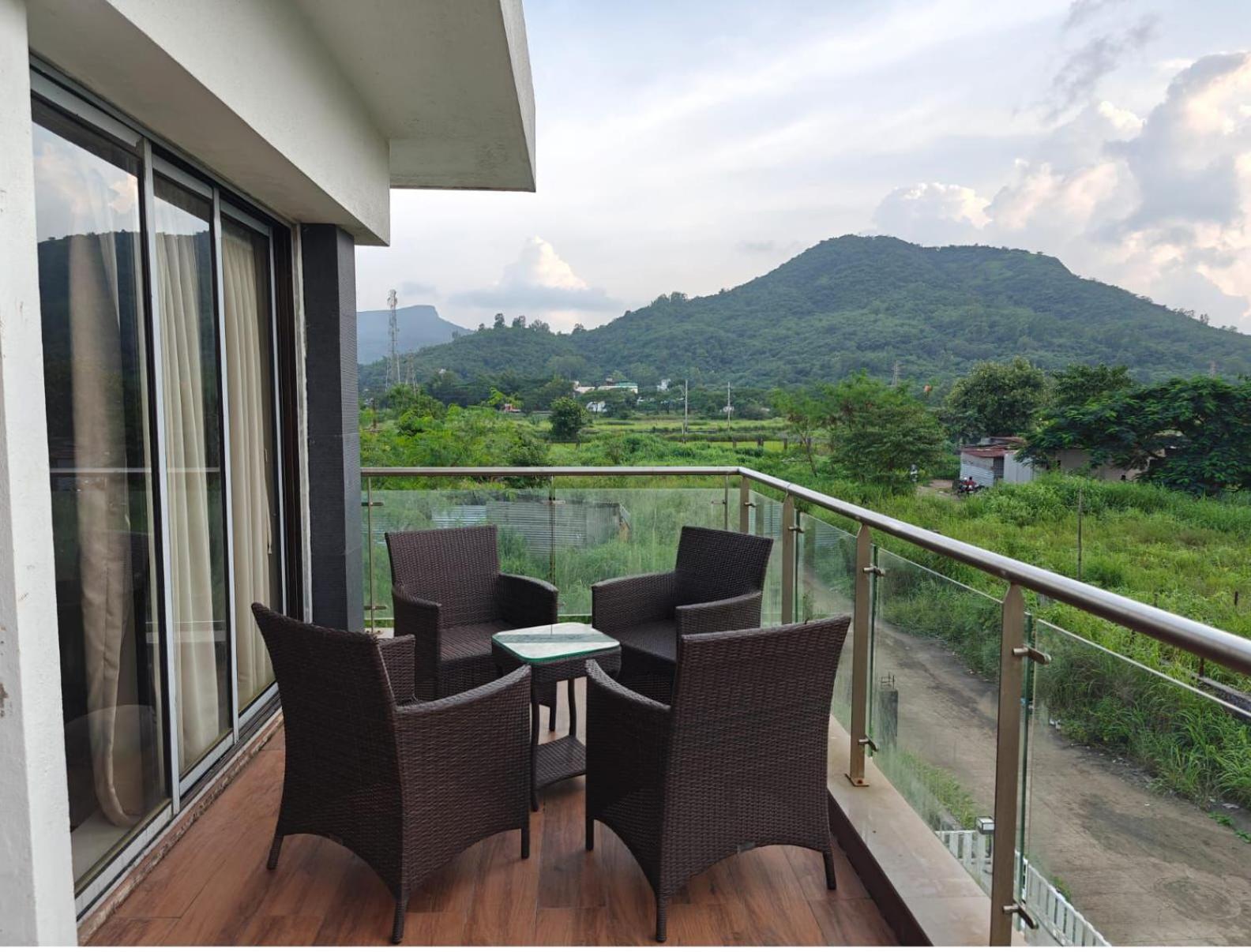 Mizzle Exotica Lonavala Apartamento Exterior foto